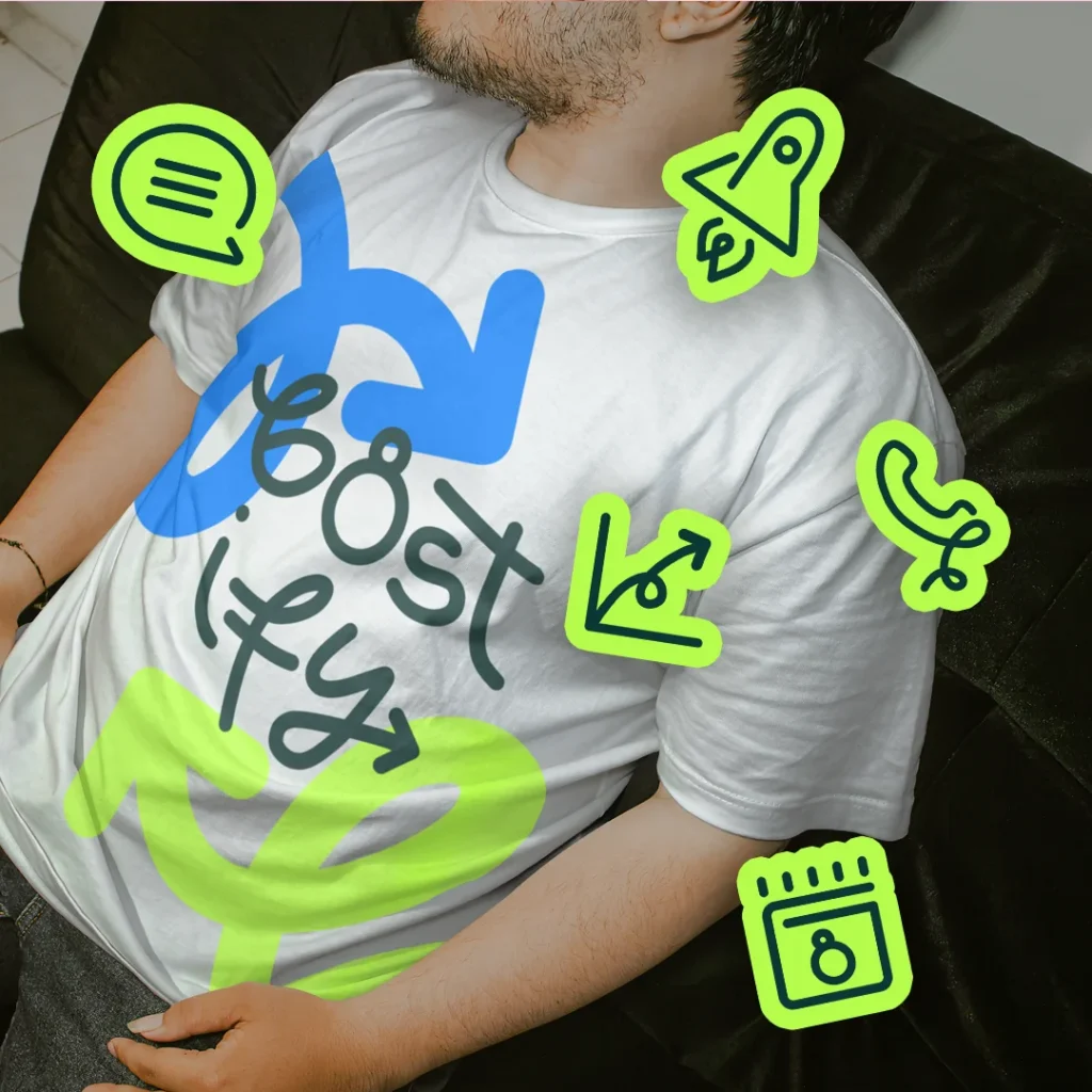 Osoba w białej koszulce z nadrukiem neonowego logo.