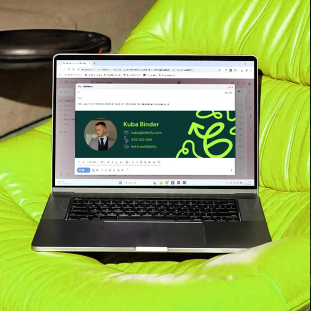 Laptop na tle jaskrawozielonego materiału