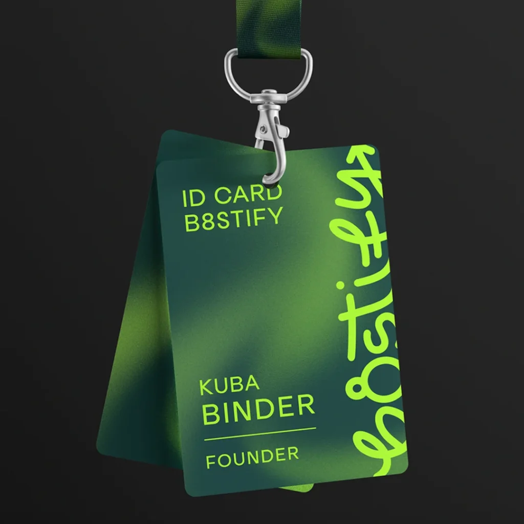 Zielony identyfikator z napisem.