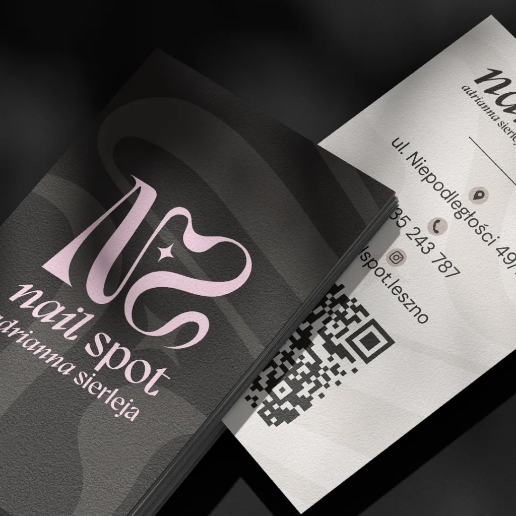 Metki i etykiety z logo „Nail Spot”.