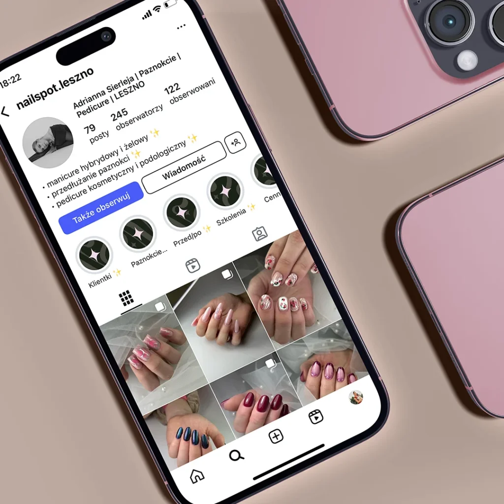 Telefon z otwartym Instagramem na tle różowego etui.