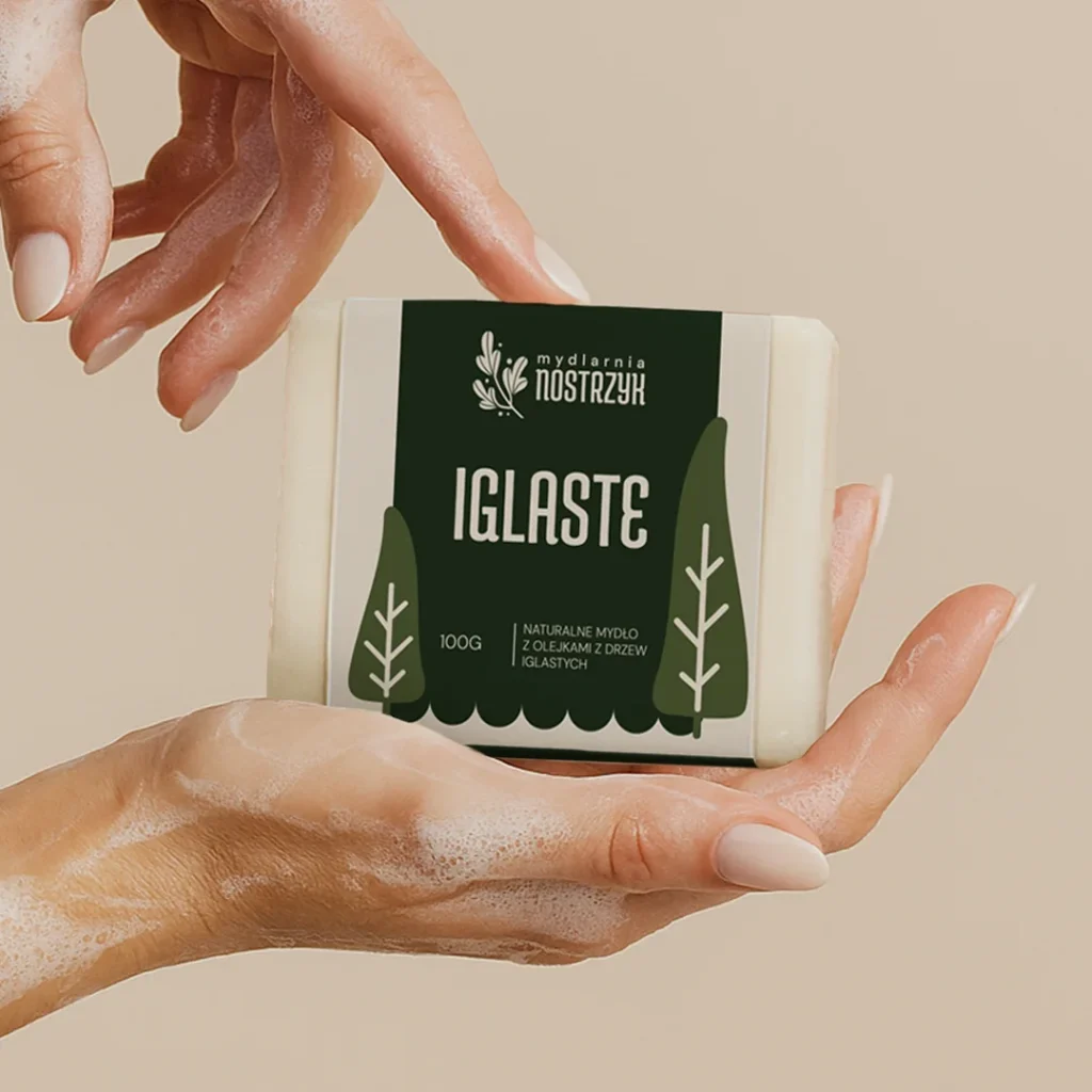 Ręka trzymająca zielone mydło „Iglaste”