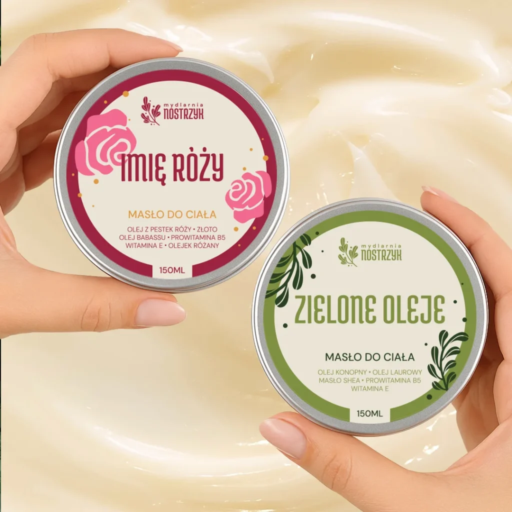 Ręka trzymająca dwa naturalne kosmetyki w okrągłych pudełkach