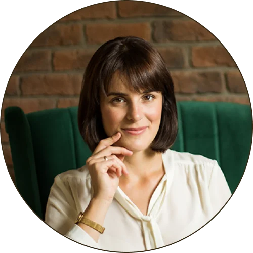 Kobieta siedząca w fotelu, oparta o rękę