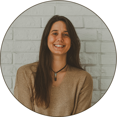 Uśmiechnięta kobieta na tle białej ceglanej ściany